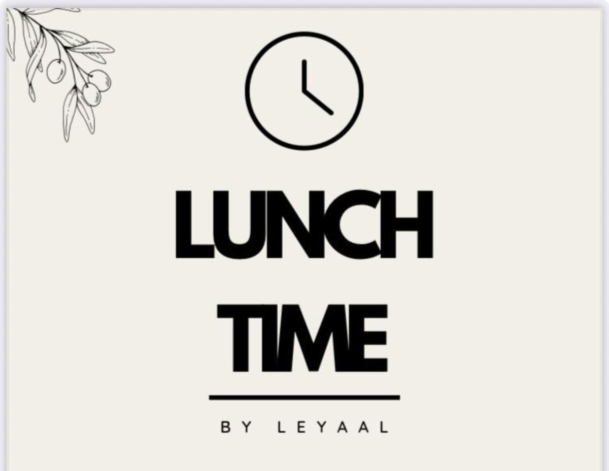 Lunch Time by Leyaal-logo met klok